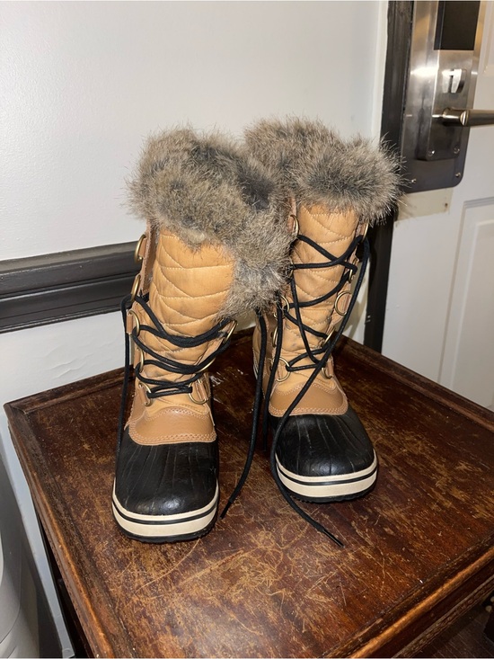 Sorel Shoes - Sorrel Women's Tan and Black Winter Lace-Up Boots with Faux Fur Trim - Size 7